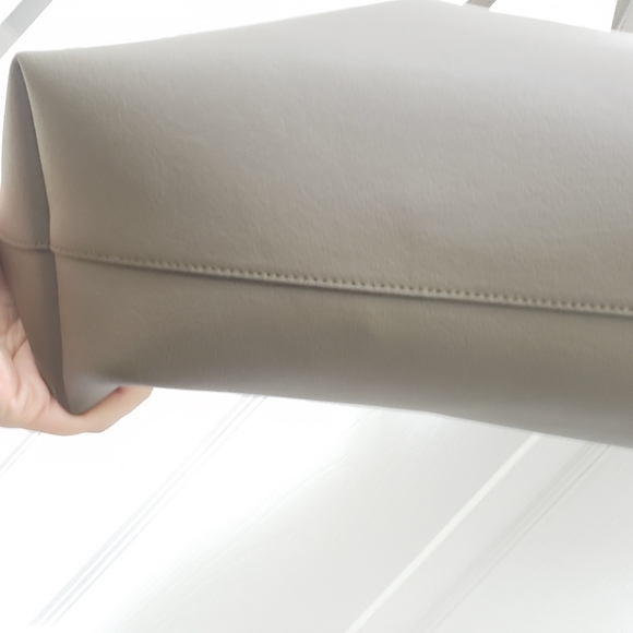 ***SOLD***Saint Laurent Large Leather Shopper Tote in Khaki - Picture 8 of 16